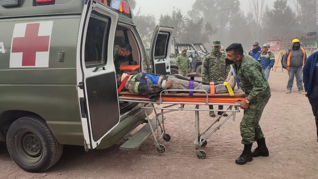 22 trabajadores militares caen de grúa por impacientes