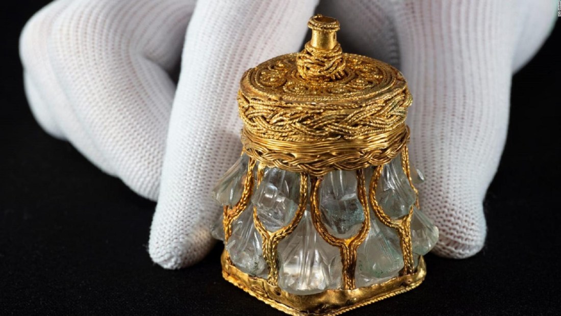 Revelan vasija de cuarzo y oro que pertenece a un tesoro