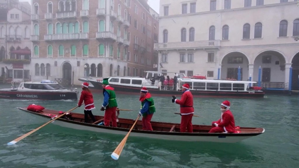 Babbo Natale sostituisce i cervi alle gondole a Venezia
