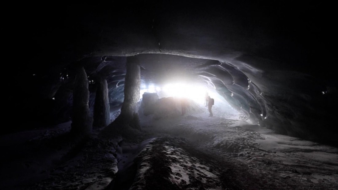 Esta cueva de hielo deslumbra a los turistas en Suiza