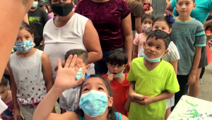 "Cueva de luz" lleva el espíritu navideño a un barrio marginal de San José