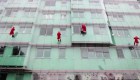 Ejército de Papás Noel desciende por muros de hospitales