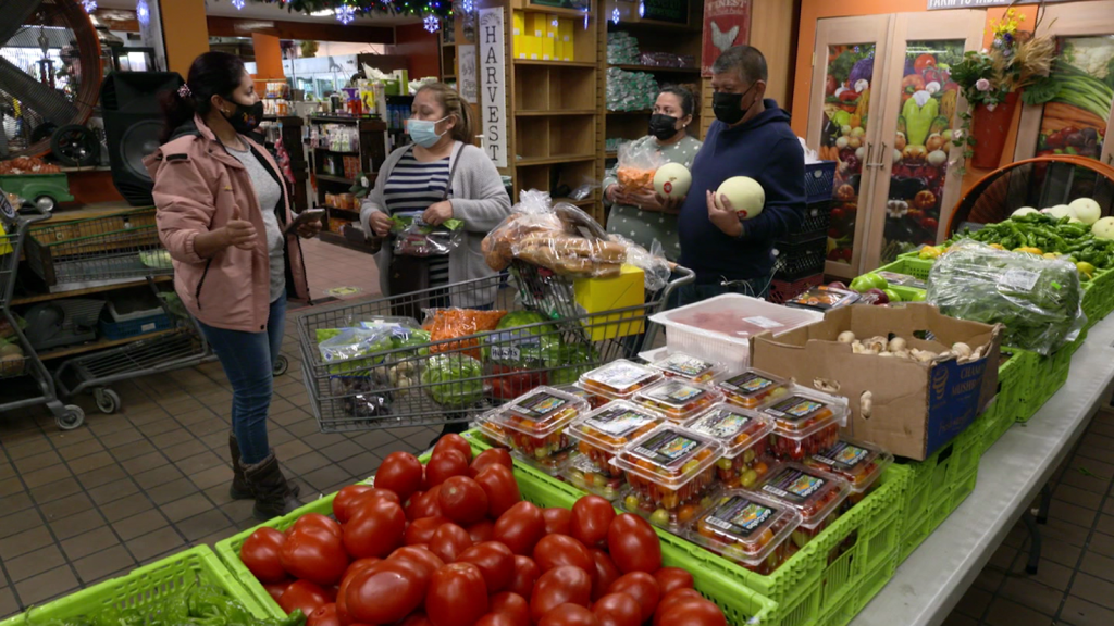 sí sobreviven las familias de EE.UU. a la inflación y escasez de alimentos