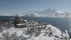Mira la imponente iglesia armenia cubierta de nieve