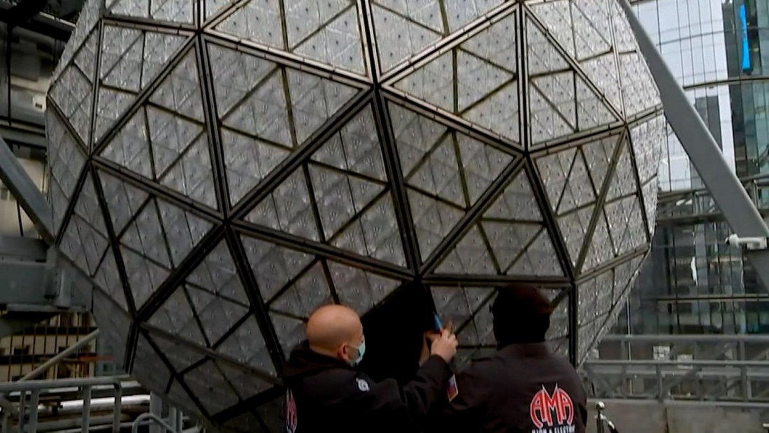 Famosa esfera de Times Square estrena nuevos cristales