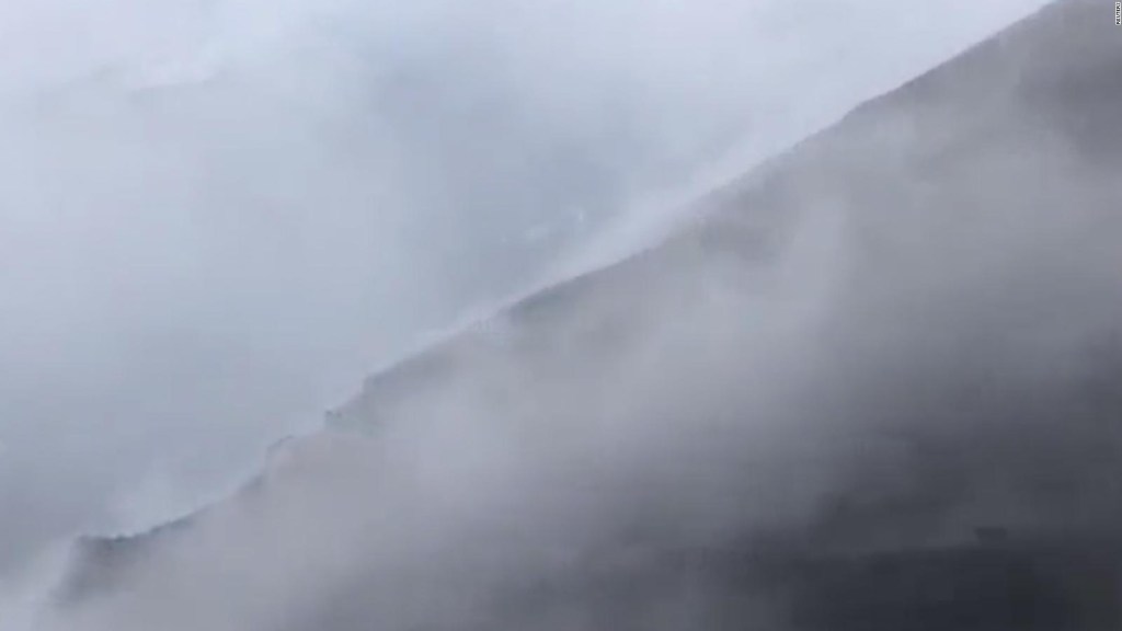 Trabajan dentro de "una nube" en el volcán en La Palma