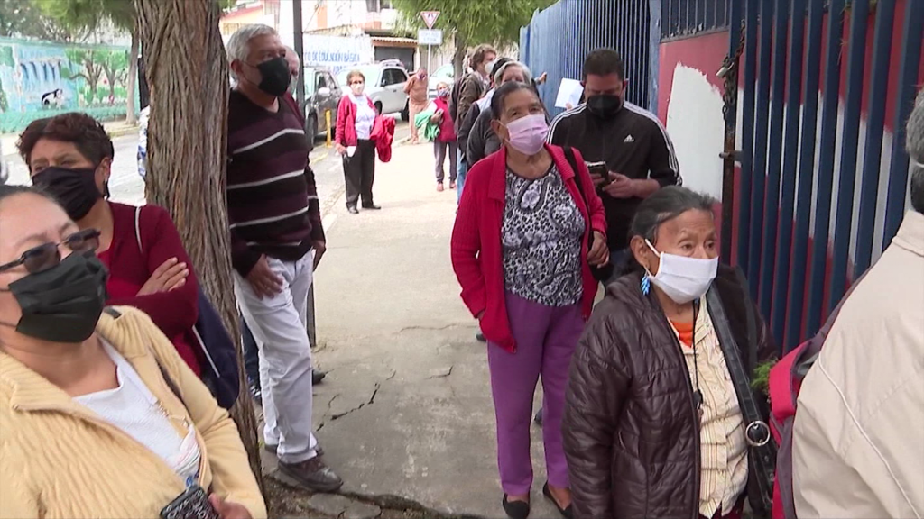 Ecuador acelera vacunación mientras ómicron avanza en el país