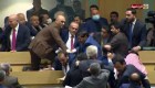 Mira esta batalla campal en el Parlamento de Jordania
