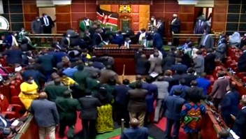 Pelea a las puñetazos en el parlamento de Kenia