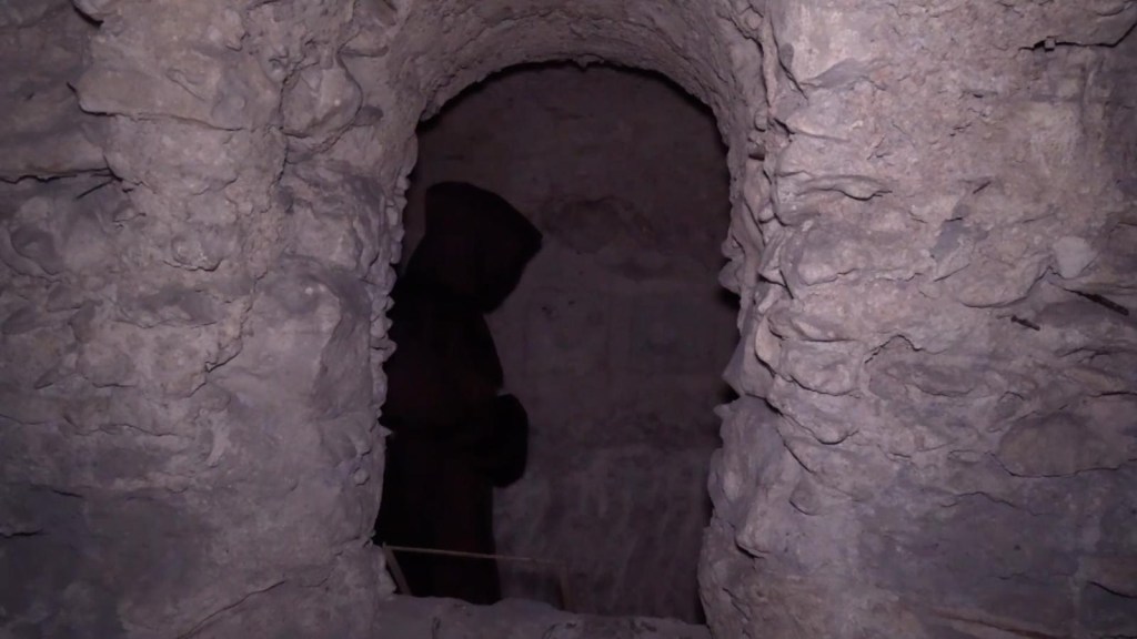Un increíble recorrido por los túneles del mundo maya