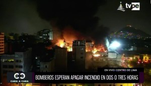 Controlan incendio en edificio en Lima