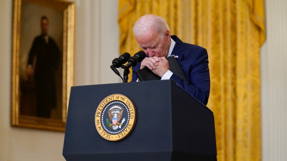 26 de agosto: el presidente de Estados Unidos, Joe Biden, hace una pausa mientras escucha una pregunta sobre el atentado suicida en Kabul. Biden prometió tomar represalias por el ataque. "No perdonaremos. No olvidaremos. Los perseguiremos y Los haremos pagar", dijo. (Crédito: Evan Vucci/AP)