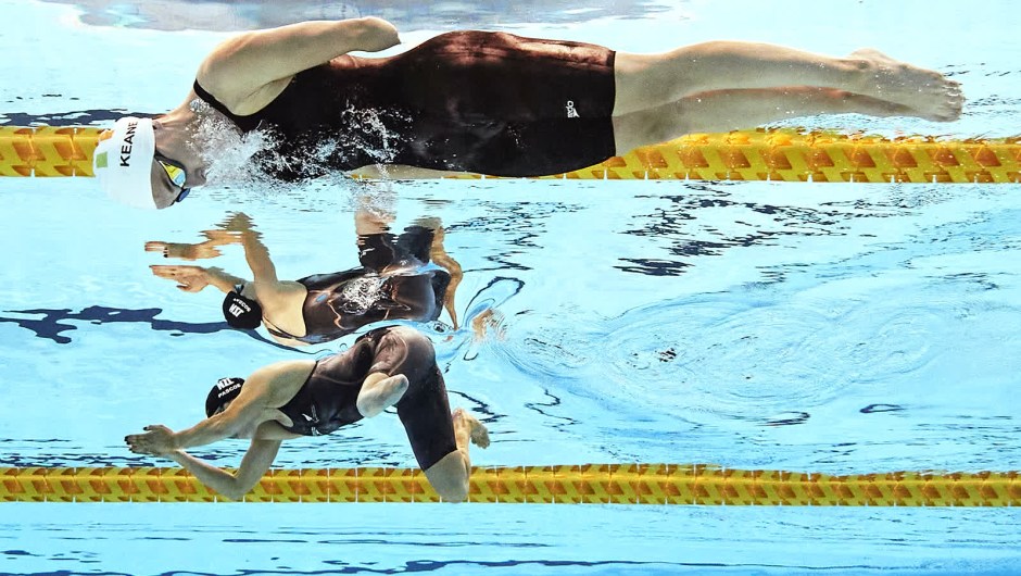 26 de agosto: la irlandesa Ellen Keane, vista en primer plano, nada junto a la neozelandesa Sophie Pascoe durante una carrera de 100 metros en los Juegos Paralímpicos de Tokio. Keane ganó el oro y Pascoe la plata. (Crédito: Adam Pretty/Getty Images)