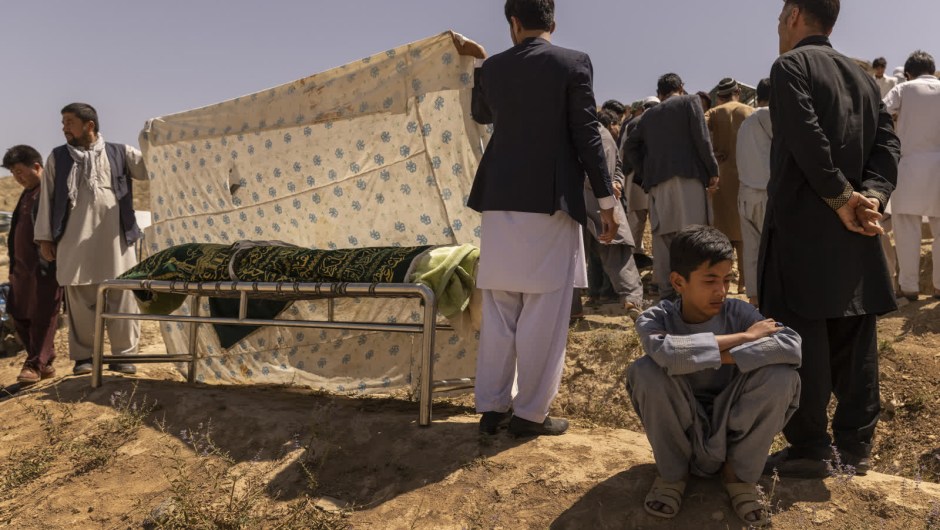 27 de agosto: Ruhullah, de 16 años, llora durante el entierro de su padre, Hussein, un expolicía que murió en el atentado suicida del aeropuerto de Kabul. (Crédito: Victor J. Blue/The New York Times/Redux)