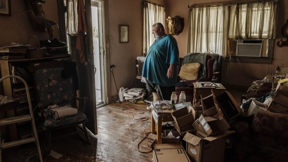 30 de agosto: Michael Wilson se encuentra en la puerta de su casa dañada por las inundaciones en Norco, Louisiana. El huracán Ida azotó Luisiana con una fuerza devastadora, dejando a más de un millón de clientes sin electricidad mientras inundaba casas, arrancaba tejados y atrapaba a los residentes en las peligrosas aguas crecientes. (Crédito: Dan Anderson/EPA-EFE/Shutterstock)
