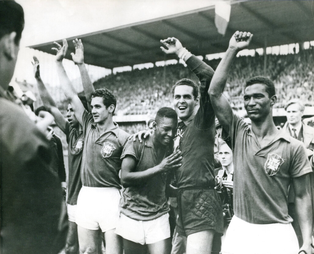 Pelé, con 17 años, llora sobre el hombro del portero Gylmar Dos Santos Neves (derecha) después de la victoria de Brasil 5-2 sobre Suecia en la final de la Copa del Mundo en Estocolmo, Suecia, el 29 de junio de 1958. (Crédito: AP)