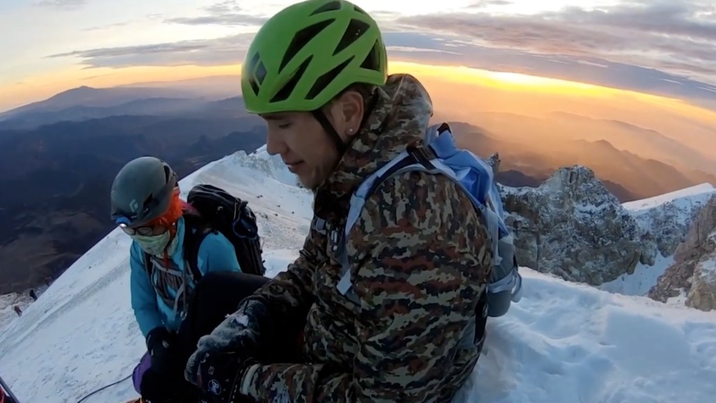 Alpinista mexicano invidente intenta escalar el Everest