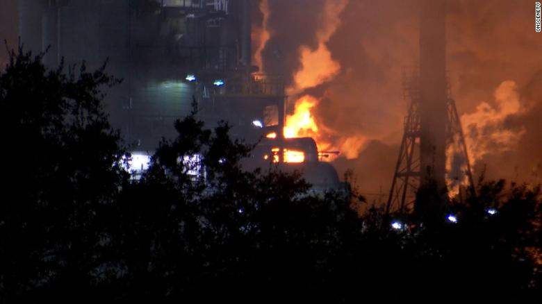 Una explosión en las instalaciones de ExxonMobil en Baytown, Texas, deja varios lesionados