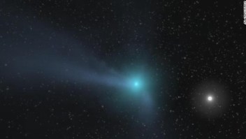Esta ilustración de la NASA muestra un cometa acercándose al sistema solar interior.