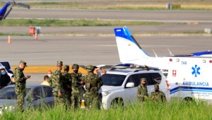 Soldados custodian el aeropuerto Camilo Daza tras dos explosiones, una en la terminal aérea y otra en las cercanías, en las que murieron al menos dos policías