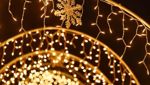 Navidad LOS ANGELES, CALIFORNIA - DECEMBER 19: Christmas lights at the 7300 block of Yolanda Avenue on December 19, 2020 in Reseda, California. (Photo by Amy Sussman/Getty Images)