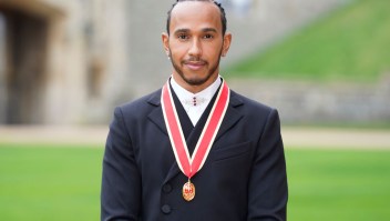 Lewis Hamilton fue condecorado con el título de caballero