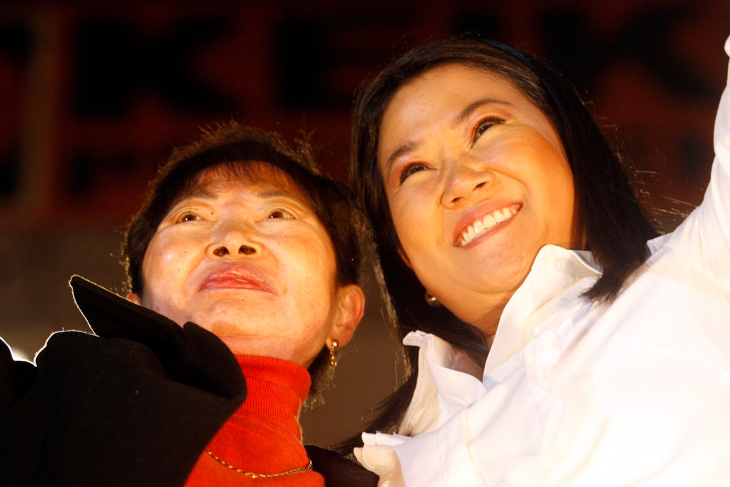 Susana Higuchi (izquierda) junto a su hija Keiko Fujimori, en una imagen de 2011.