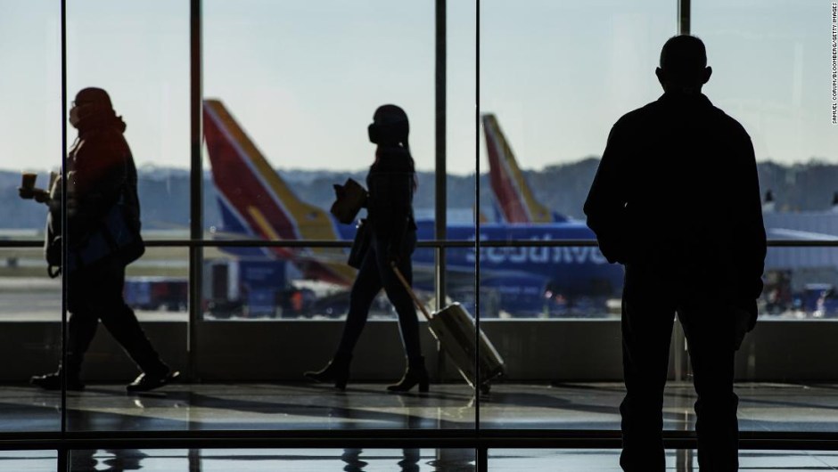 Varias aerolíneas cancelaron cientos de vuelos