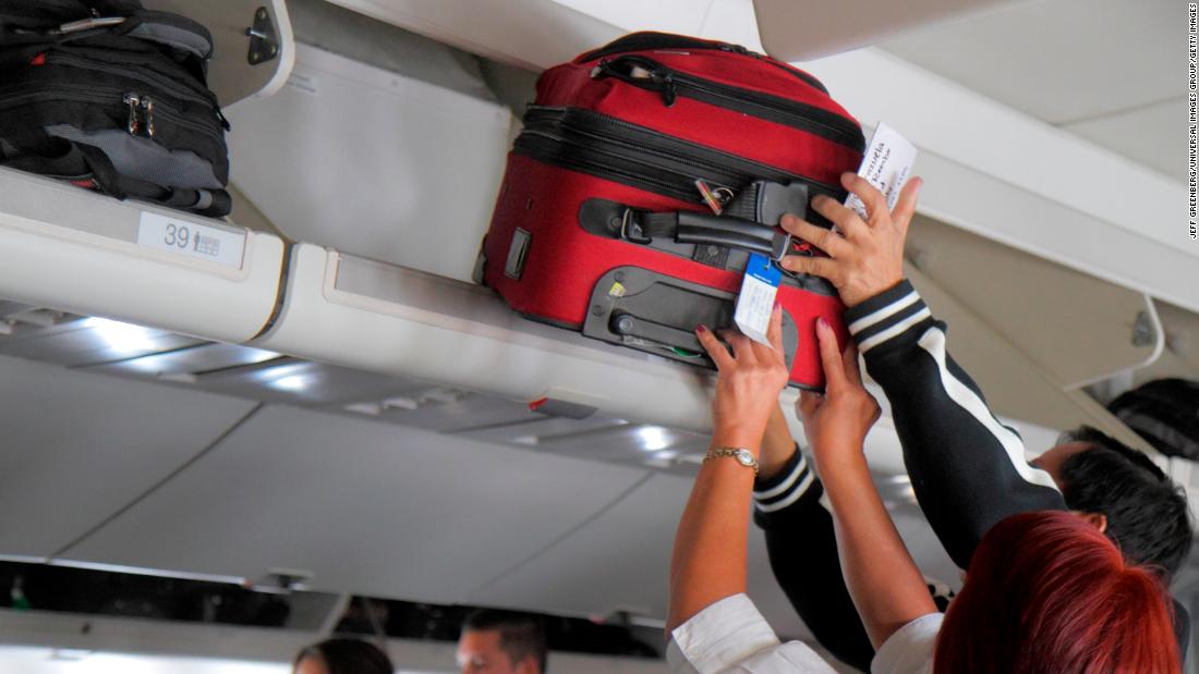 Equipaje de mano en el avión: ¿qué permite cada compañía?
