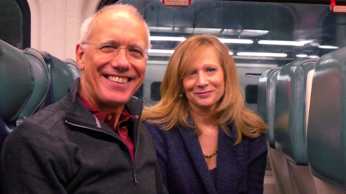 Ellos se conocieron una mañana de Navidad en un tren... Ahora llevan 10 años juntos