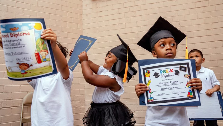 Ceremonia de graduación en un preescolar del Bronx