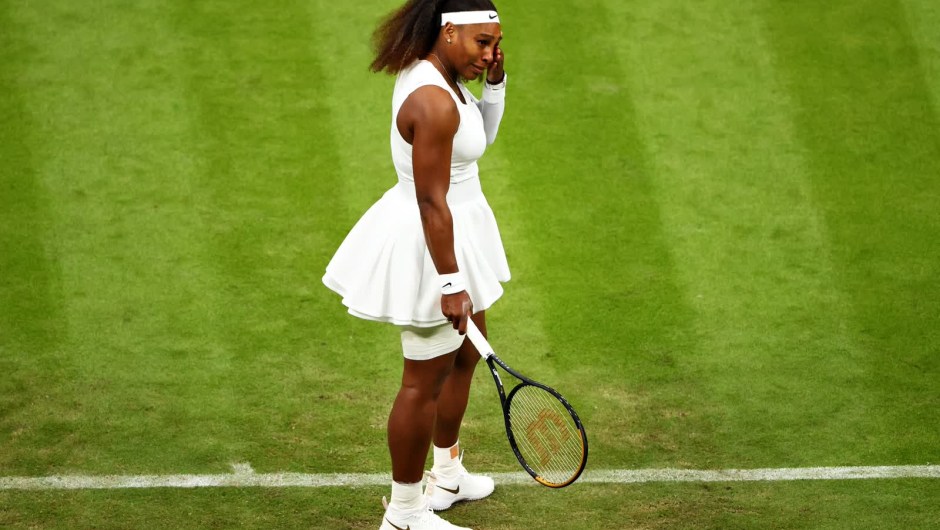 Serena Williams llora tras su lesión en Wimbledon