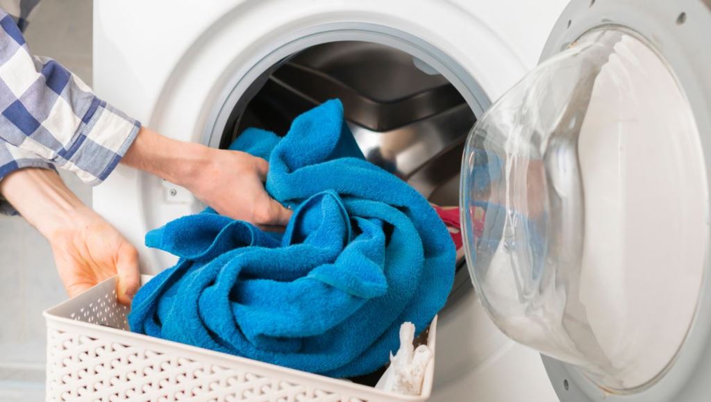 Arriba 89+ imagen lavar toallas con ropa