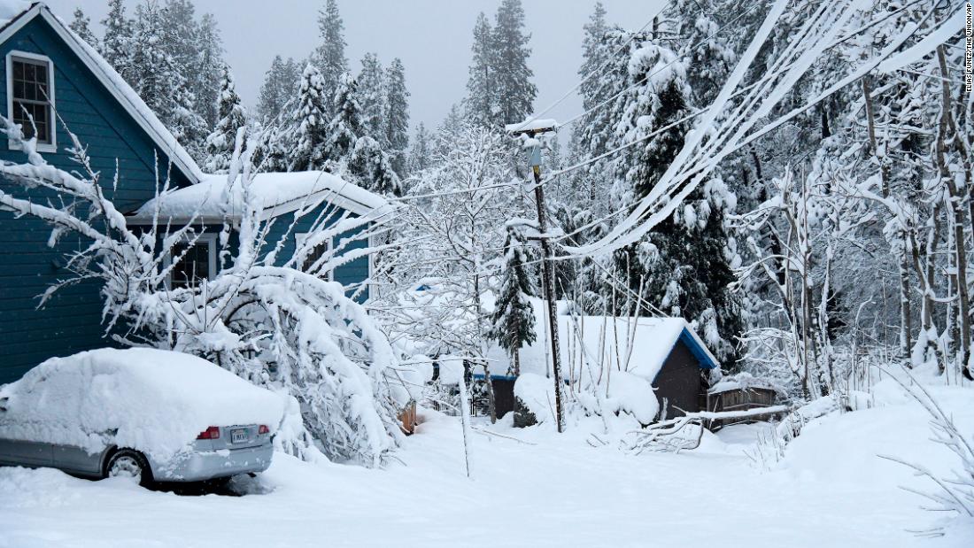 Registran un récord de nieve en Sierra Nevada de California
