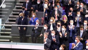 Merkel recibe una larga ovación de pie cafe