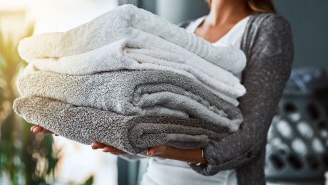 Cómo y con qué frecuencia lavar tus toallas, según los expertos