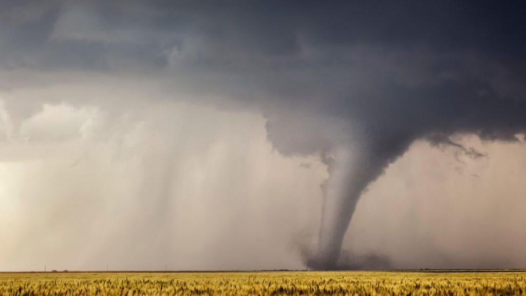 En la imagen, una fotografía de un tornado.