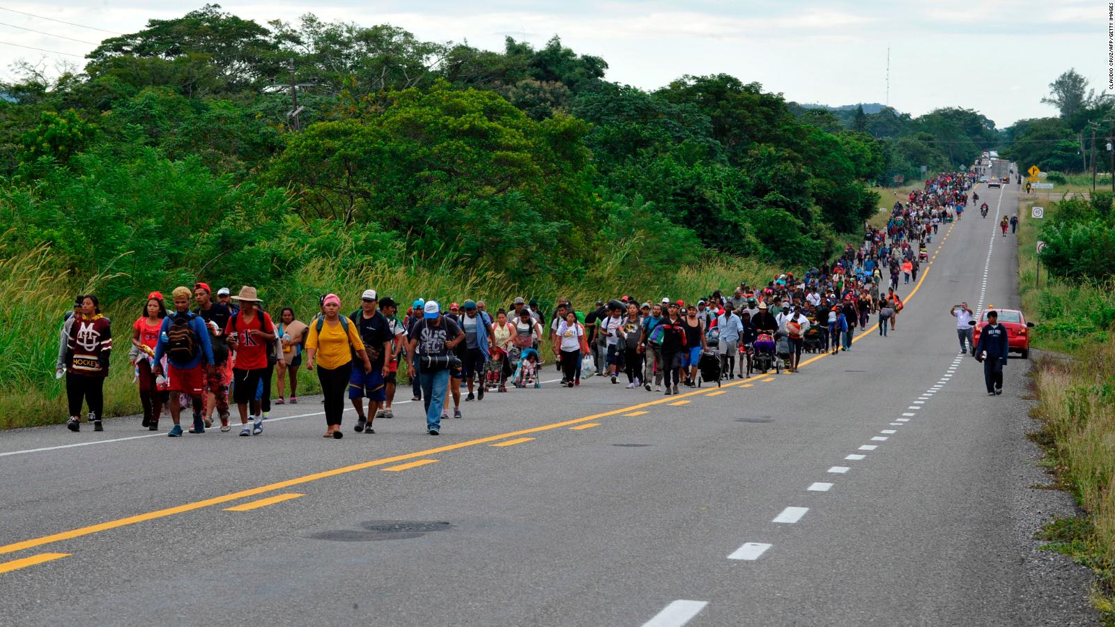 Una nueva caravana de migrantes va camino a EE.UU