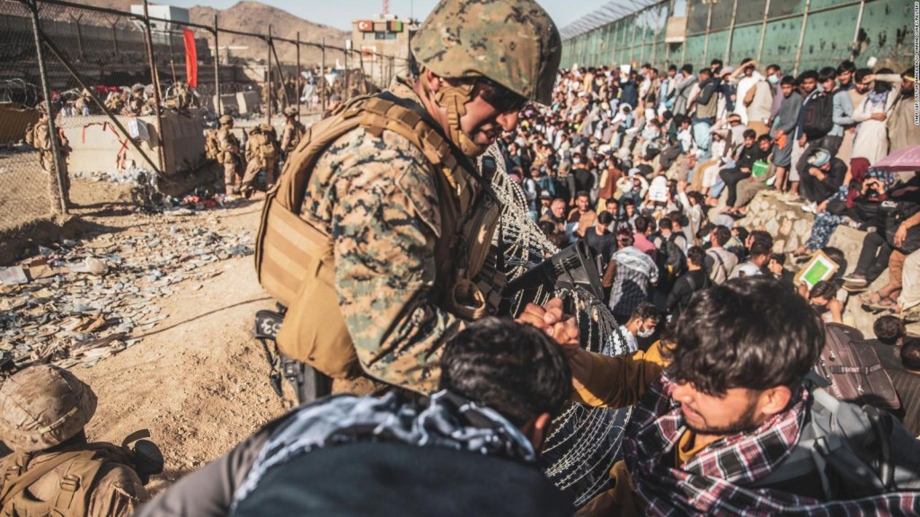 Niño se reencuentra con su familia tras escapar de Kabul