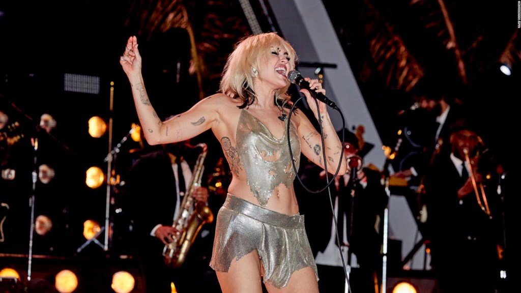 Así sortea Miley Cyrus un problema de vestuario en plena presentación