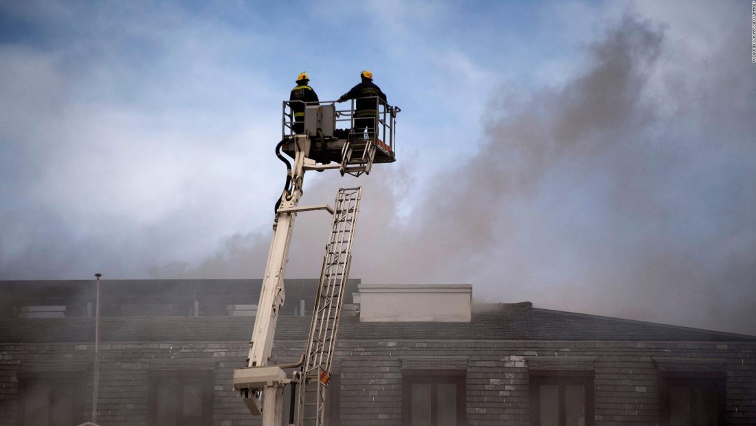 Aparatoso incendio arrasa parte del parlamento de Sudáfrica