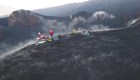 Especialistas trabajan en La Palma entre humo volcánico