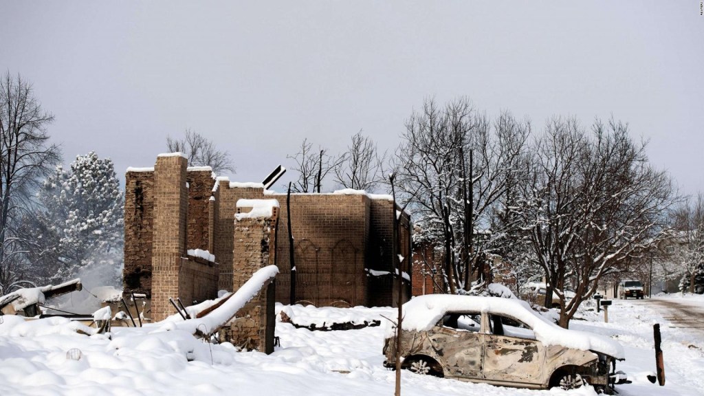 Nieve sepulta casas carbonizadas por incendios en Colorado