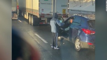 Hombre ofrece desayuno a conductor varado en carretera I-95