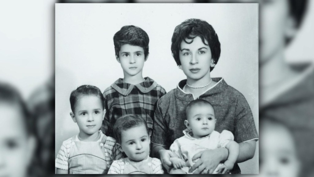 María Hinojosa: sus recuerdos de niña inmigrante en los 60