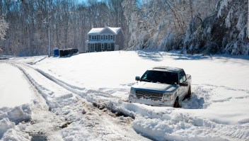Esto podría salvar tu vida si tu auto queda atrapado en tormenta invernal