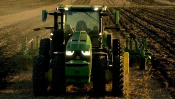 Un nuevo tractor labra el campo por sí solo