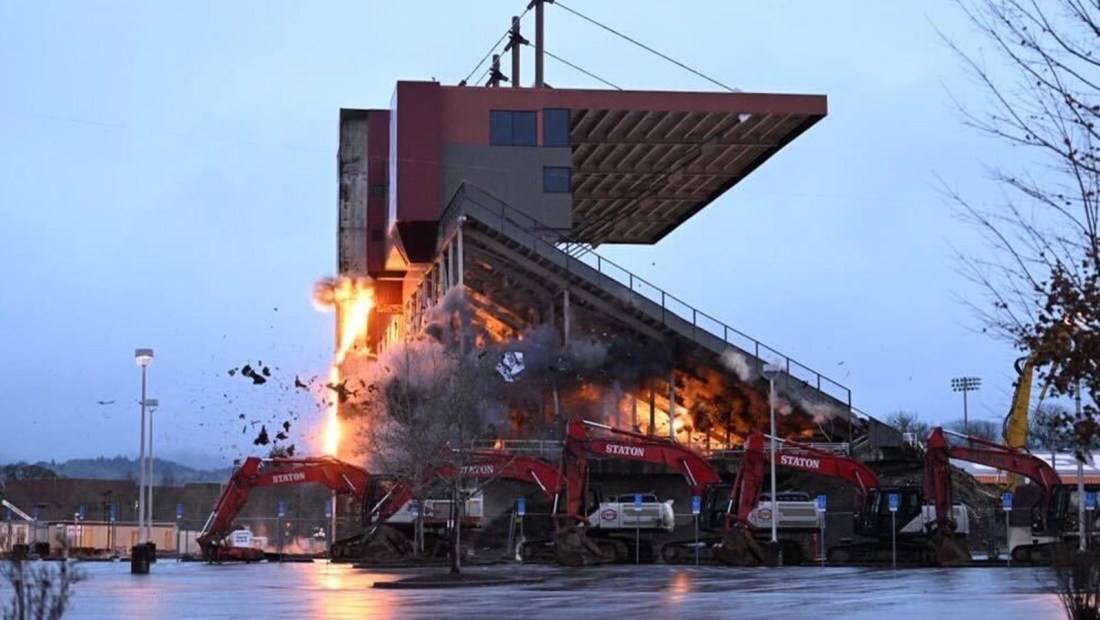 Mira el momento exacto en el que derrumban gradas de un estadio en Oregon