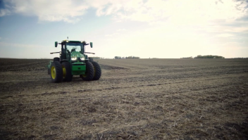 Un nuevo tractor labra el campo por sí solo