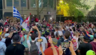 Gas pimienta y protestas: la salida de Djokovic del hotel